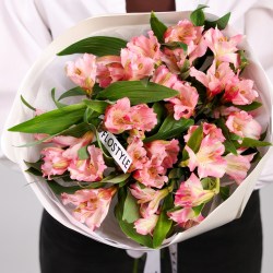 stojkij buket alstomeriya 683